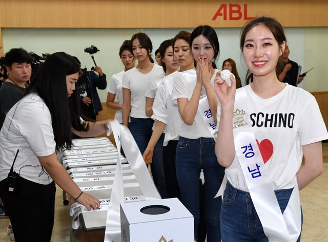 2018 미스코리아 선발대회 후보자 입소식이 10일 오후 경기 용인시 ABL생명 연수원에서 열렸다. 입소식에 참석한 50명의 후보자들이 번호를 추첨하고 있다. 홍인기 기자