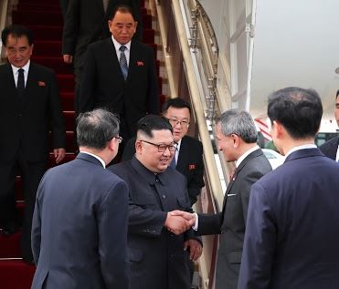 북미 정상회담을 이틀 앞둔 10일 오후 김정은 북한 국무위원장이 싱가포르 창이공항에 도착, 비비안 발라크리쉬난 싱가포르 외무장관과 악수하고 있다. 싱가포르=연합뉴스