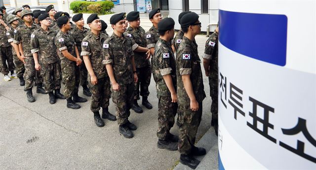 8일 오전 강원 춘천시 신북읍사무소에 마련된 사전투표소에서 장병이 한 표를 행사하기 위해 기다리고 있다. 연합뉴스