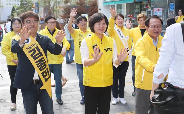 정의당 지도부가 11일 서울 여의도역 사거리에서 출근하는 시민들에게 밝은 표정으로 인사하며 지지를 호소하고 있다. 앞줄 왼쪽부터 김종민 서울시장 후보, 이정미 대표, 노회찬 원내대표. 연합뉴스