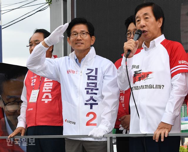 김문수 자유한국당 서울시장 후보가 11일 서울 목동 인근에서 김성태 원내대표 등과 거리유세를 하며 시민들에게 지지를 호소하고 있다. 오대근 기자 inliner@hankookilbo.com