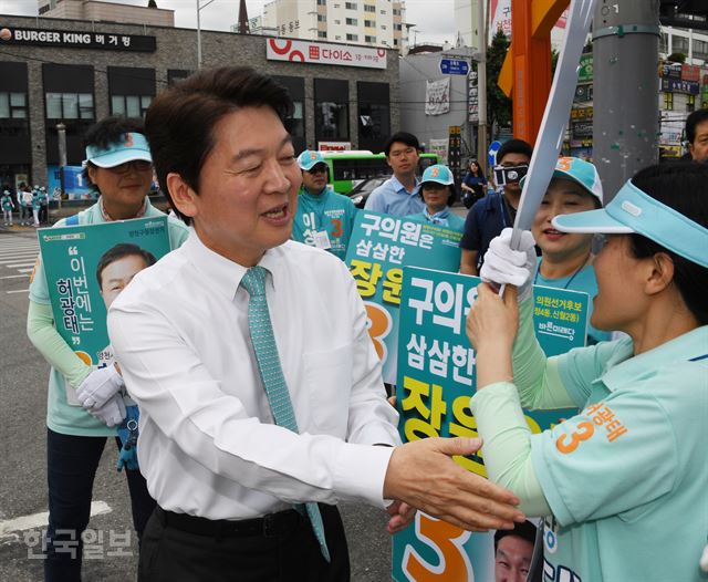 안철수 서울시장 후보가 11일 오전 서울 양천구 목동역 인근에서 열린 집중유세에서 선거운동원과 인사하고 있다. 오대근 기자 inliner@hankookilbo.com