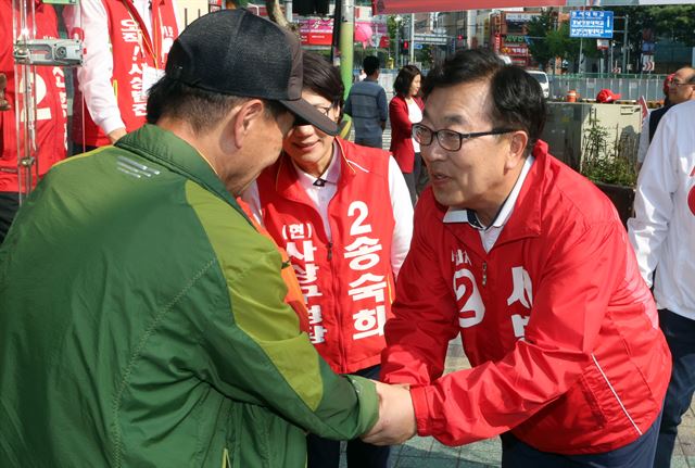 6·13 지방선거 공식 선거운동 첫날 31일 오후 자유한국당 서병수 부산시장 후보가 부산 사상구 사상시외버스터미널 주변에서 지지를 호소하고 있다. 연합뉴스