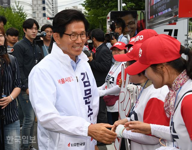 김문수 서울시장 후보가 서울 목동 인근에서 거리유세 도중 선거운동원과 인사를 하고 있다. 오대근 기자 inliner@hankookilbo.com