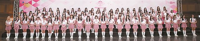 11일 서울 강남의 한 호텔에서 열린 Mnet ‘프로듀스 48’ 제작발표회에 96명의 한일 연습생들이 무대에 오르는 ‘깜짝쇼’가 펼쳐졌다. CJ E&M 제공