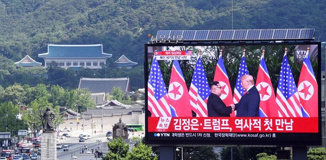 12일 오전 트럼프 미국 대통령과 김정은 북한 국무위원장이 싱가포르 카펠라 호텔에서 만나는 장면이 청와대가 보이는 서울 광화문 뉴스 전광판에 중계되고 있다. 신상순 선임기자