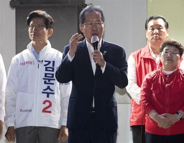 그림 1 자유한국당 홍준표 대표가 12일 오후 서울 덕수궁 대한문 앞에서 열린 김문수 서울시장 후보 '모이자 파이널 합동유세'에서 유권자들에게 김 후보의 지지를 호소하고 있다.연합뉴스