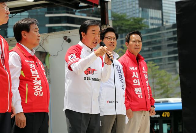 김성태(가운데) 자유한국당 원내대표가 지방선거를 하루 앞둔 12일 서울 강남역 앞에서 김문수 서울시장 후보 지원유세를 하고 있다. 연합뉴스