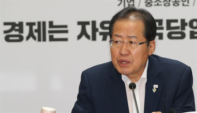 자유한국당 홍준표 대표가 12일 오후 서울 여의도당사에서 열린 중앙선거대책위원회 회의에서 발언하고 있다. 연합뉴스