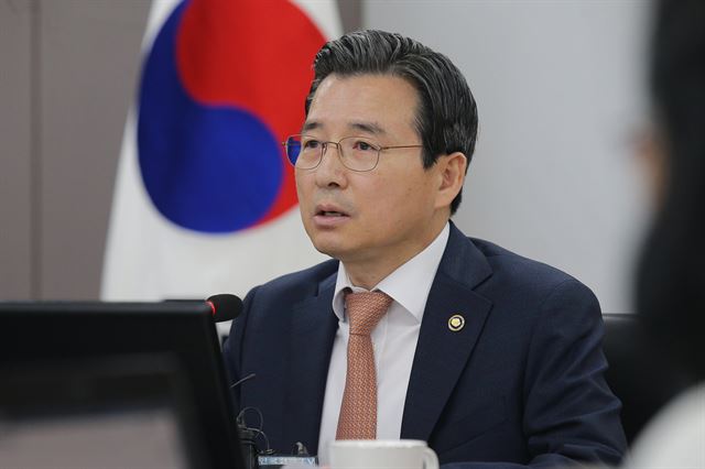 김용범 금융위 부위원장이 지난 7일 서울 종로구 정부서울청사에서 열린 삼성바이오로직스 1차 증권선물위원회 회의에서 모두발언을 하고 있다. 뉴스1