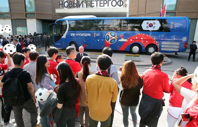 러시아 상트페테르부르크 뉴페터호프 호텔 앞에서 축구대표팀을 환영하기 위해 나온 현지 교민들. 상트페테르부르크=연합뉴스