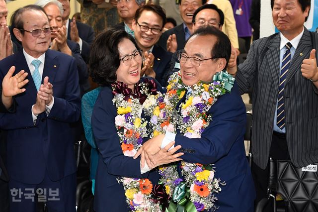 오거돈 더불어민주당 부산시장 후보가 13일 오후 부산진구 자신의 선거 캠프에서 당선이 확실시 되자 부인 심상애씨와 포옹을 하고 있다. 부산=전혜원 기자