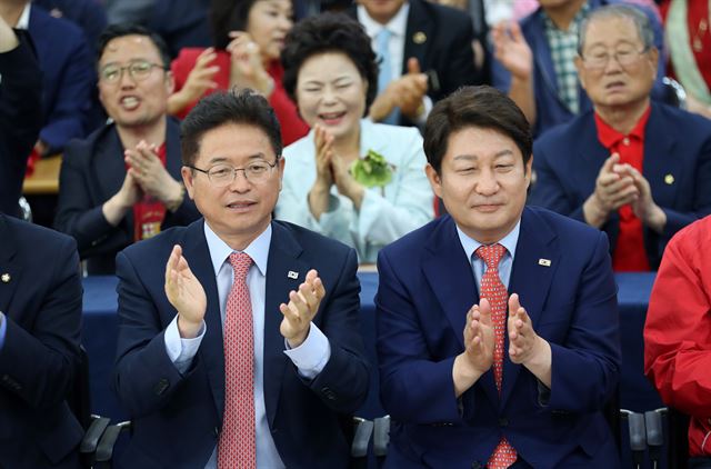 권영진(오른쪽) 대구시장 당선인과 이철우 경북도지사 당선인이 13일 자유한국당 경북도당에서 출구조사 결과를 확인한 뒤 박수를 보내고 있다. 연합뉴스