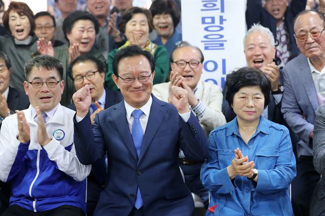 더불어민주당 송철호 울산시장 당선인이 13일 울산 남구 대원빌딩 선거사무소에 마련된 지방선거 개표 상황실에서 방송사 출구조사 결과를 지켜본 후 기뻐하고 있다. 뉴스1