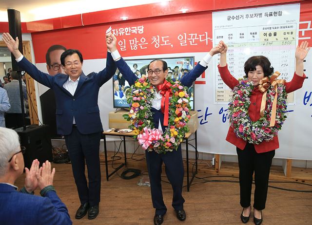 이승율 청도군수 당선인이 당선 확정 후 두 손을 활짝 들고 있다. 이승율 당선인 캠프 제공