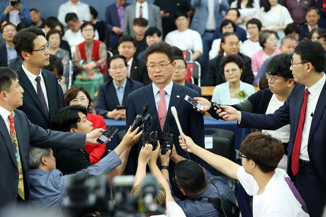 13일 오후 대구시 수성구 범어동 자유한국당 대구광역시당에서 이철우(가운데) 경북지사 후보가 출구조사 결과를 확인한 뒤 소감을 밝히고 있다. 연합뉴스