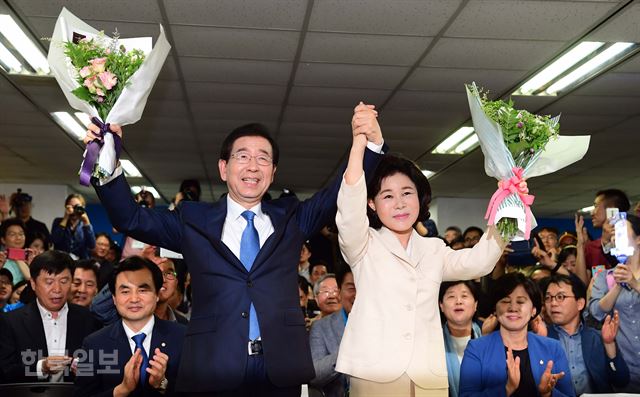 더불어민주당 박원순 서울시장 당선가 13일 서울 종로구 안국빌딩에 마련된 캠프 사무실에서 부인 강난희 여사와 함께 꽃다발을 들고 인사하고 있다. 배우한 기자