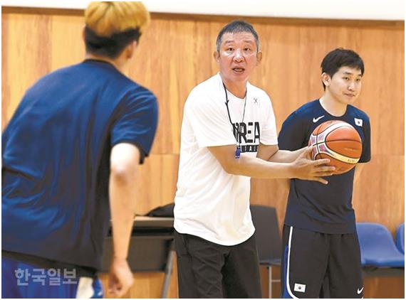 진천선수촌에서 훈련을 지휘하고 있는 허재 감독. 한국일보 자료사진