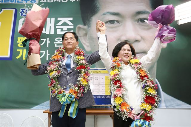 13일 치러진 지방선거에서 경기 고양시장에 당선된 이재준(오른쪽) 당선인과 부인 문미영씨가 당선의 기쁨을 누리고 있다. 이재준 후보 캠프