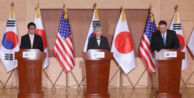 마이크 폼페이오 미국 국무장관(오른쪽부터), 강경화 외교부 장관, 고노 다로(河野太郞) 일본 외무상이 14일 오전 서울 종로구 외교부 청사에서 한미일 외교장관 공동기자회견을 하고 있다. 연합뉴스