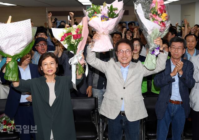 조희연 서울시 교육감 후보자가 13일 오후 서대문구 충정빌딩 캠프에서 당선을 확정한 후 손을 들어 인사하고 있다. 왼쪽은 부인 진희숙씨. 고영권기자