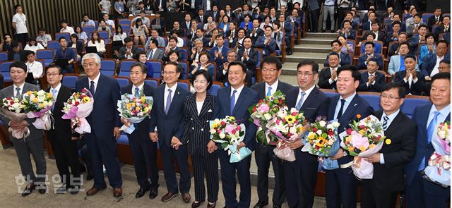 더불어민주당 추미애 대표가 6.13 지방선거 국회의원 재.보궐 선거에서 승리한 더불어민주당 당선자들과 14일 오후 국회에서 열린 의원총회에 참석해 꽃다발을 건넨 후 포즈를 취하고 있다. 오대근기자 inliner@hankookilbo.com