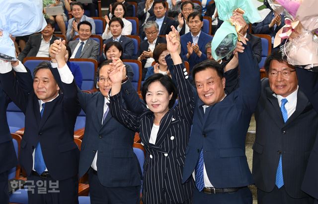 추미애 대표가 6.13 지방선거 국회의원 재보궐선거에 승리한 더불어민주당 당선자들과 14일 오후 국회에서 열린 의원총회에 앞서 기쁨을 나누고 있다. 오대근기자 inliner@hankookilbo.com