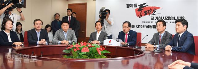 홍준표 자유한국당 대표가 14일 여의도 당사에서 최고위원회의를 소집해 지방선거 패배에 대한 책임을 지고 대표직 사퇴 입장을 밝히고 있다. 이날 김테흠 최고위원을 비롯해 당 지도부가 전원 사퇴했다.오대근기자 inliner@hankookilbo.com