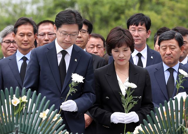 김경수 경남도지사 당선인이 14일 오전 김해시 봉하마을을 찾아 고 노무현 전 대통령묘역을 찾아 헌화하고 있다. 오른쪽은 부인 김정순 씨. 연합뉴스