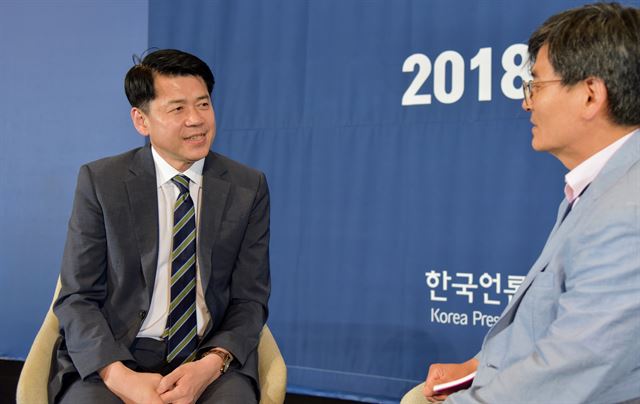 북미 정상회담을 지켜본 김준형(왼쪽) 한동대 교수는 13일 한국일보 이계성 논설고문과의 대담에서 북미 공동성명 이면에 북한의 핵무기, 핵물질의 반출이나 사찰 등에 관한 논의 또는 어느 정도의 합의가 있을 것이라고 분석했다. 싱가포르=정민승 특파원