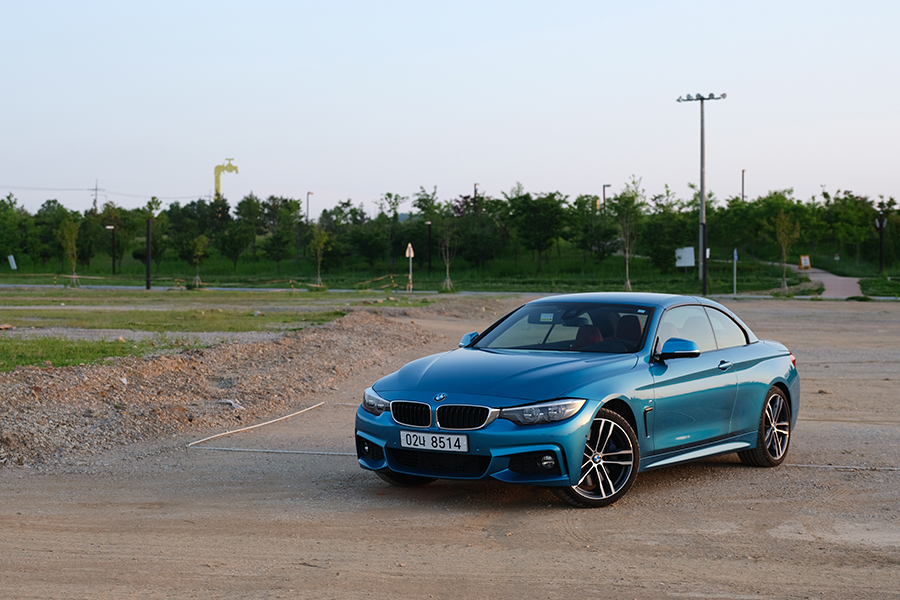 BMW 430i 컨버터블로 자유로 주행에 나섰다.