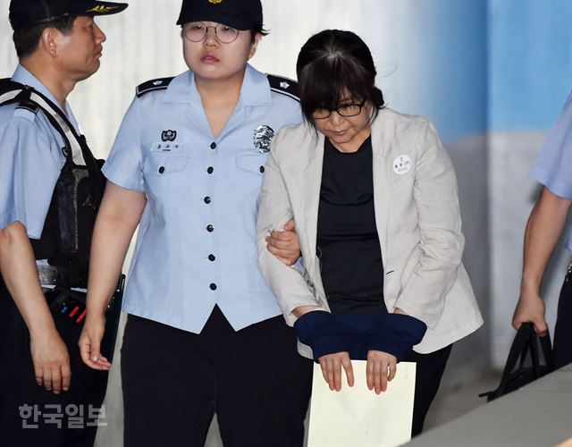 국정농단 사건 최순실씨가 15일 오전 항소심 속행공판을 위해 서울 서초구 서울중앙지방법원에 호송차로 도착한 후 법정으로 향하며 취재진에게 인사하고 있다. 신상순 선임기자