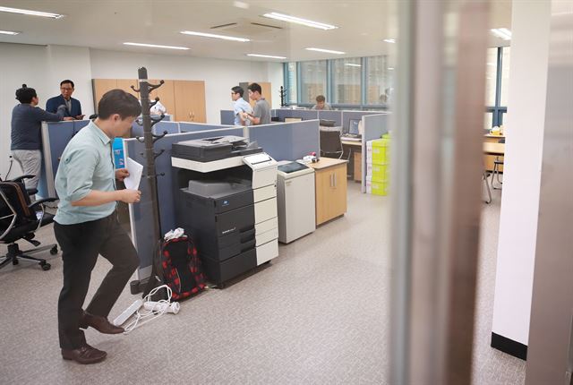 지난 12일 서울 강남역 인근 J빌딩에서 '드루킹 댓글조작 의혹'을 조사할 허익범 특별검사팀 사무실 준비 작업이 이뤄지고 있다. 연합뉴스