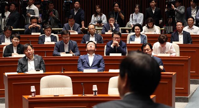 자유한국당 의원총회에서 참석자들이 굳은 표정으로 김성태 비상대책위원장의 발언을 듣고 있다. 연합뉴스