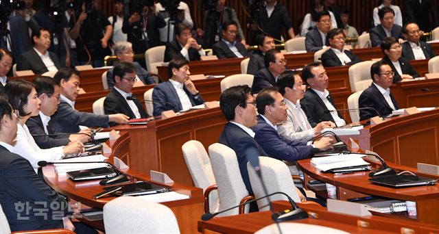 김성태 자유한국당 대표 권한대행이 15일 오후 서울 여의도 국회 예결위회의장에서 열린 비상의원총회에서 발언하는 동안 소속 의원들이 굳은 표정으로 지켜보고 있다. 의총은 비공개로 전환되어 3시간째 이어지고 있다. 오대근 기자 inliner@hankookilbo.com