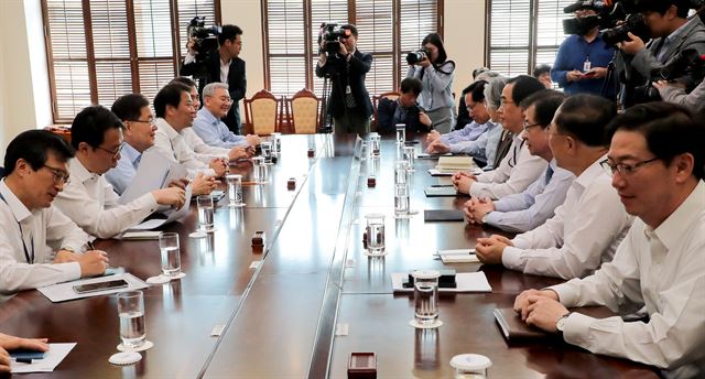 15일 오전 청와대 여민관에서 임종석 비서실장 주재로 남북정상회담이행추진위 회의가 열렸다. 청와대사진기자단