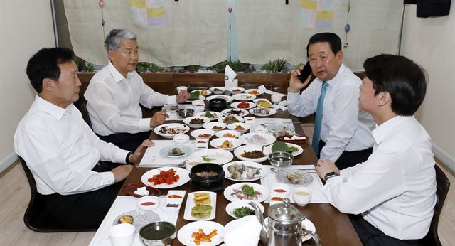 손학규(왼쪽부터) 바른미래당 상임선거대책위원장, 김동철 비상대책위원장 겸 원내대표, 박주선 전 대표, 안철수 서울시장 후보가 15일 오후 서울 여의도의 한 식당에서 오찬 회동하고 있다. 오대근 기자