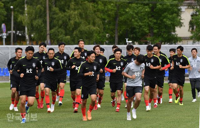 [저작권 한국일보] 축구대표팀이 15일(현지시간) 러시아 상트페테르부르크 로모노소프 스파르타크 훈련장에서 공식훈련을 하고 있다. 상트페테부르크=류효진기자