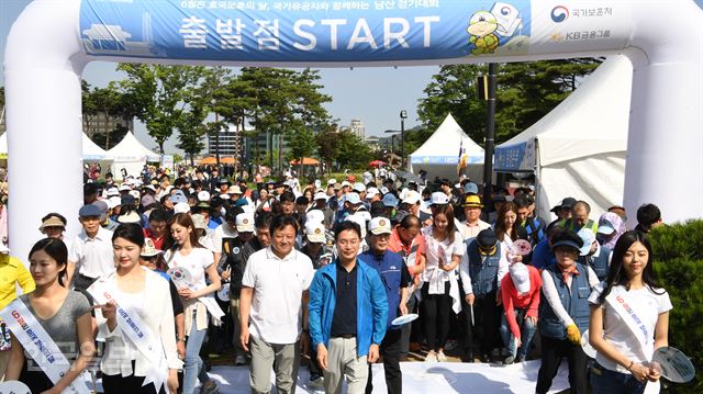 제475회 한국일보 거북이마라톤 에서 참석자들이 남산둘레길로 출발 하고 있다 신상순 선임기자