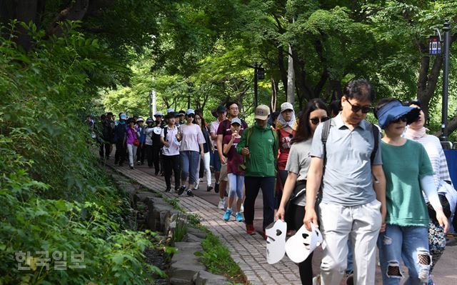 ]16일 서울 중구 남산백범광장에서 열린 제475회 한국일보 거북이마라톤 '6월은 호국보훈의 달 국가유공자와 함께하는 남산 걷기대회'에서 참가자들이 남산 남산 둘레길을 걷고 있다 .신상순 선임기자