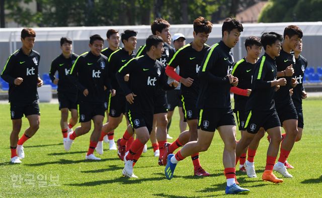 [저작권 한국일보] 2018 러시아월드컵 축구대표팀 에이스 손흥민을 비롯한 선수들이 스웨덴과의 월드컵 조별리그 1차전을 이틀 앞둔 16일 오전(현지시간) 베이스캠프인 러시아 상트페테르부르크 스파르타크 스타디움에서 열린 훈련에서 구슬땀을 흘리고 있다.