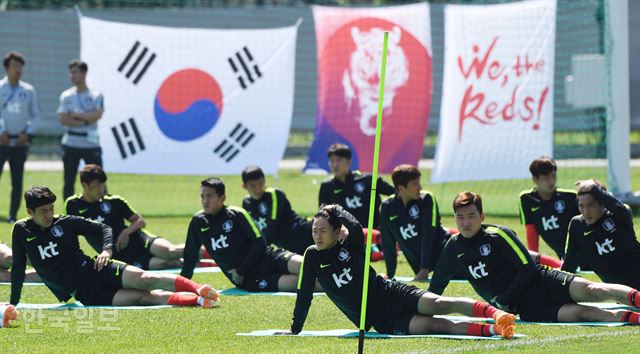 [저작권 한국일보] 2018 러시아월드컵 축구대표팀 에이스 손흥민을 비롯한 선수들이 스웨덴과의 월드컵 조별리그 1차전을 이틀 앞둔 16일 오전(현지시간) 베이스캠프인 러시아 상트페테르부르크 스파르타크 스타디움에서 열린 훈련에서 구슬땀을 흘리고 있다.