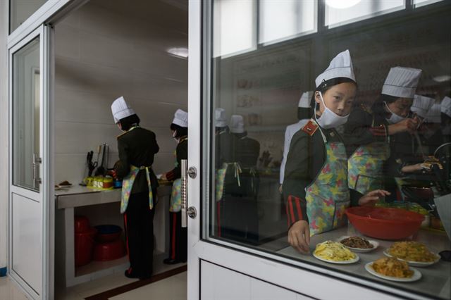 15일 평양의 강판석 군사학교에서 여학생들이 요리 수업을 받고 있다. 평양=AFP 연합뉴스