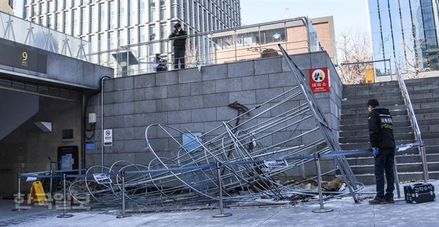 경찰이 3월 2일 서울 광화문광장에서 태극기집회 참가자들이 전날 파손한 촛불 조형물을 감식하고 있다. 류효진 기자