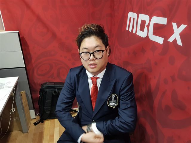 아프리카TV BJ 감스트는 축구경기를 재치 있게 풀어내는 해설 방송으로 인기를 끈 온라인 방송 제작자다. 축구 팬 사이에서 이름 난 최근 MBC 예능 프로그램에 출연하며 대중적 인지도를 쌓았다. MBC 제공