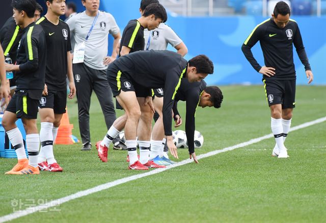 [저작권 한국일보] 2018 러시아월드컵 조별리그 F조 1차전 대한민국과 스웨덴의 경기를 하루 앞둔 17일 오후 러시아 니즈니노브고로드 스타디움에서 한국 대표팀이 공식 훈련을 하기 전 손흥민이 잔디를 점검하고 있다.