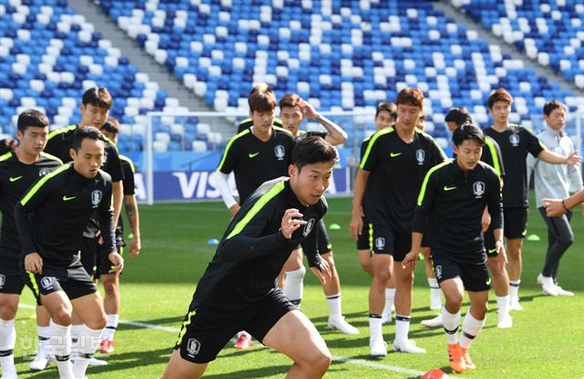 [저작권 한국일보] 2018 러시아월드컵 조별리그 F조 1차전 대한민국과 스웨덴의 경기를 하루 앞둔 17일 오후 러시아 니즈니노브고로드 스타디움에서 한국 대표팀이 공식 훈련을 하기 전 몸을 풀고 있다.