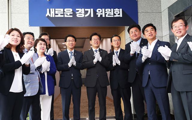 이재명(오른쪽 다섯 번째) 경기도지사 당선인이 18일 오전 경기도 수원시 영통구 차세대융합기술연구원에서 열린 '새로운 경기 위원회' 현판식에서 조정식 인수위원장 및 인수위원들과 기념촬영을 하고 있다. 연합뉴스