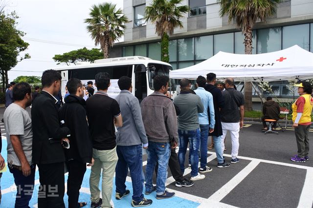 18일 제주 제주시 용담동에 위치한 제주출입국·외국인청 주차장 한쪽에서는 대한적십자사가 예멘난민신청자를 대상으로 의료지원 활동을 진행하고 있다. 김영헌 기자