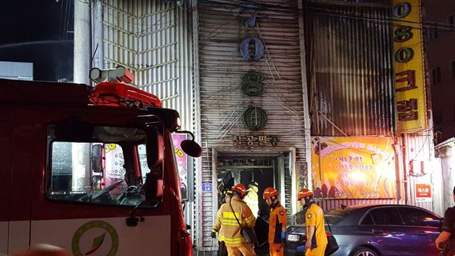 17일 오후 불이 난 전북 군산시 장미동 한 유흥주점 주변에 소방차가 출동해 화재를 진압하고 있다. 독자 제공=연합뉴스